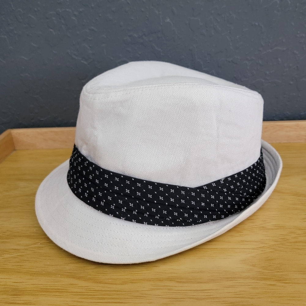 Free Authority Stylish White Fedora with Black and White Band NWT